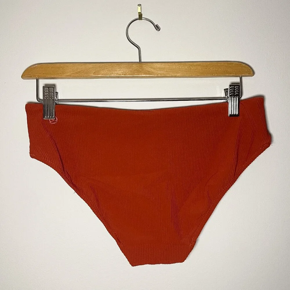 lululemon // Beach Boss Bikini Top & Clear Waters Bottom in Size 8 - Picture 7 of 9